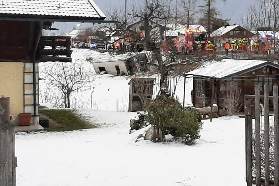 Unfall auf der B306 in Bayern: Polizei und Rettungskräfte waren mit einem Großaufgebot vor Ort im Einsatz.