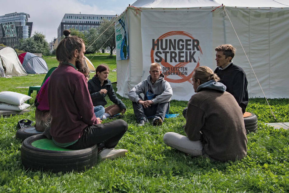 Die Streikenden hungern am Mittwoch bereits den zehnten Tag am Stück! Jetzt meldete sich Kanzler-Kandidatin Annalena Baerbock (40, Grüne).