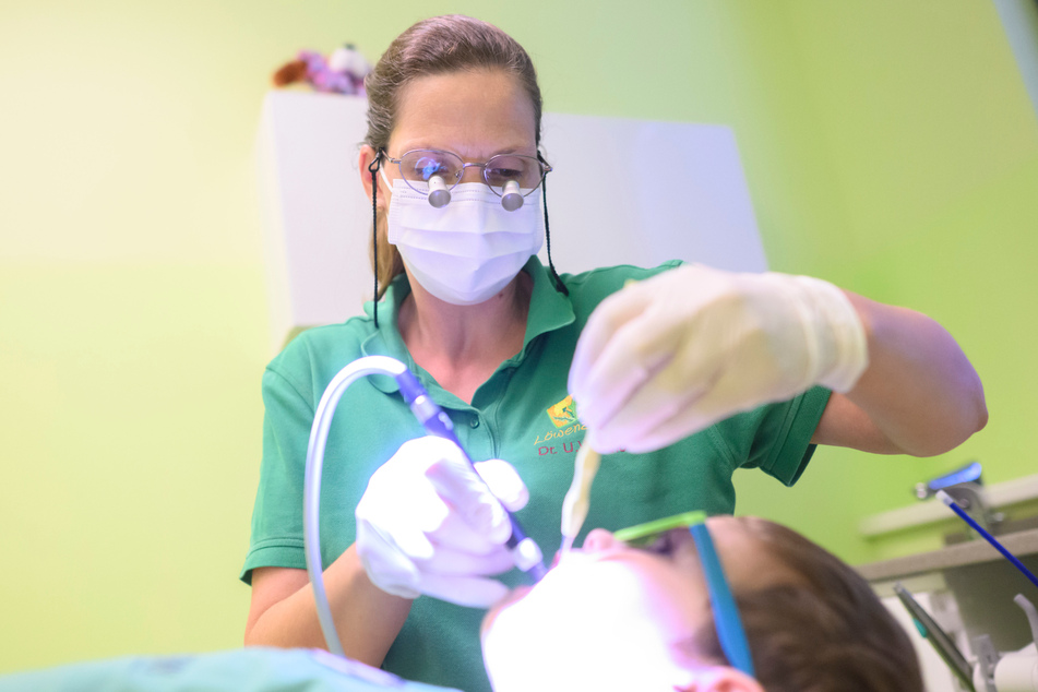 Kinder und Jugendliche gehen zur Prophylaxe nicht oft genug zum Zahnarzt, berichtet die Barmer.