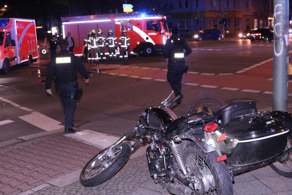 Ampel aus, Kreuzungs-Crash: Motorrad mit Beiwagen kracht in Auto