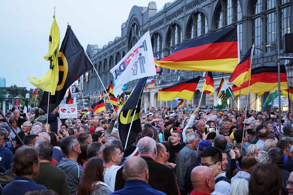 Dresden: Demo-Tag in Dresden: aggressive Stimmung bei Pegida, Björn Höcke tritt auf