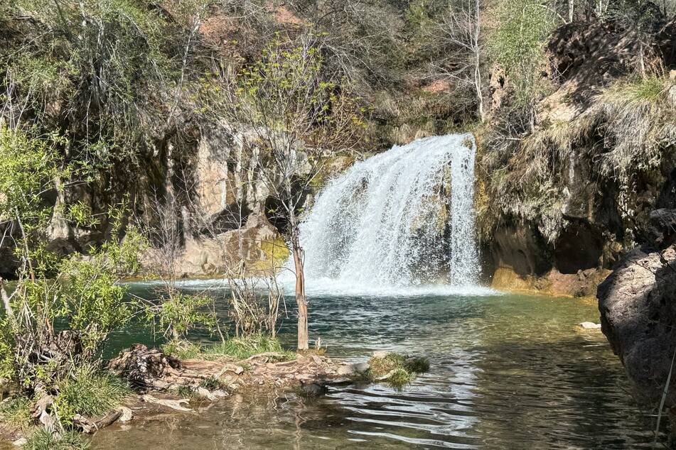 Wei-Jie Lin sprang den 4,5 Meter hohen Wasserfall am Fossil Creek hinunter.
