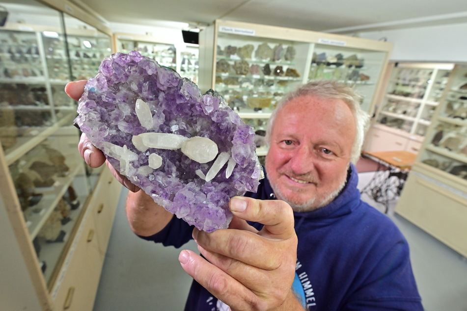 Elmar Müller (65) zeigt einen seiner wertvollen Mineralien: eine Amethyst-Druse mit Calcit-Kristallen.
