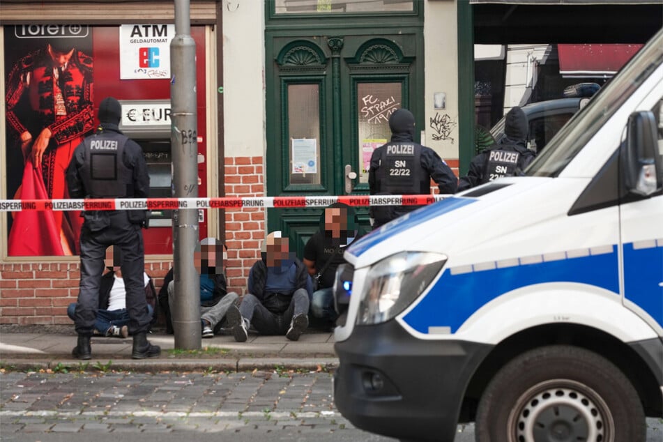 Mehrere Personen wurden festgesetzt.