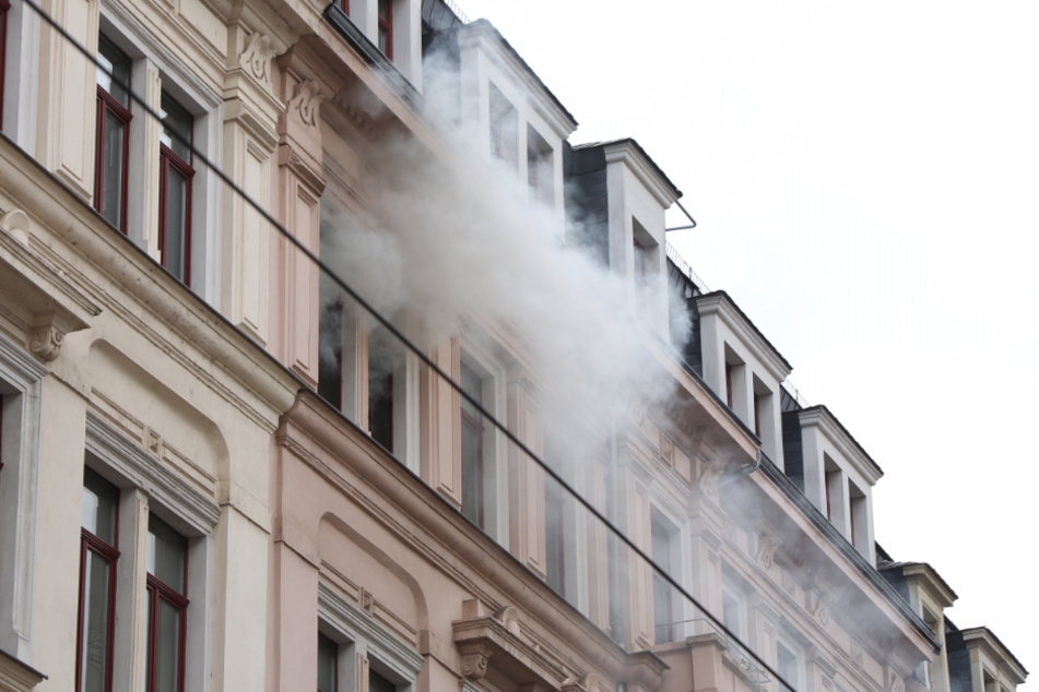 Rauch stieg aus dem Fenster der betroffenen Wohnung.