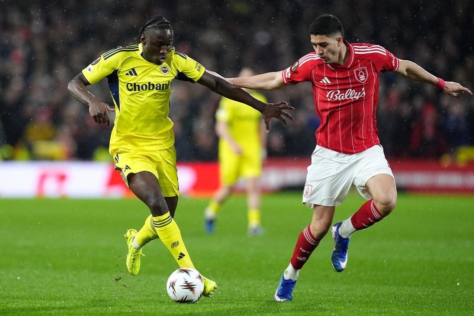 Fenerbahce Istanbul gewann das Play-^off-Rückspiel in der Europa League bei Nottingham Forest mit 2:1, schied nach dem 0:3 im Hinspiel aber dennoch aus.