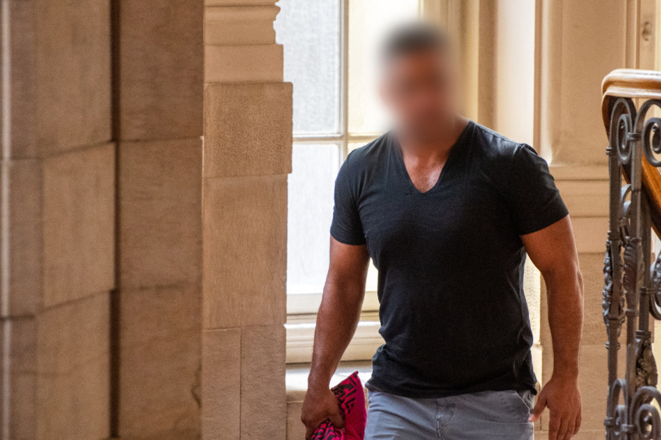 Arafat Abou-Chaker (39) geht im Landgericht eine Treppe hoch.