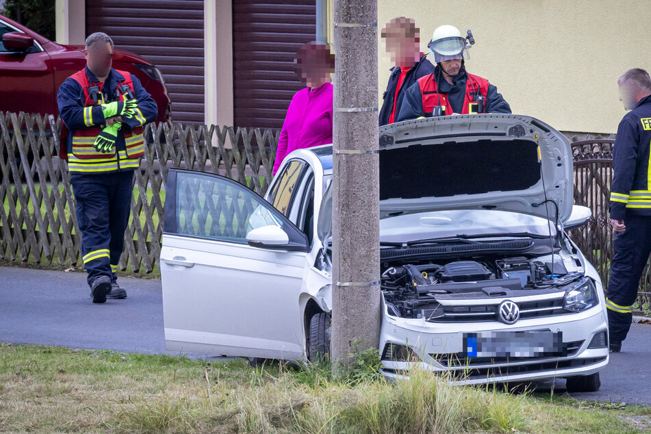 Großer Rettungseinsatz: Was war mit der Fahrerin (83) los? VW knallt gegen Strommast