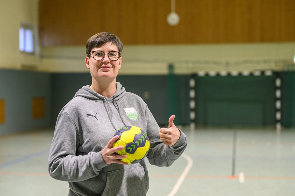 Fanny Schaal (48), Vereinsvorsitzende vom Handballverein Grüna, freut sich auf die neue Sporthalle.