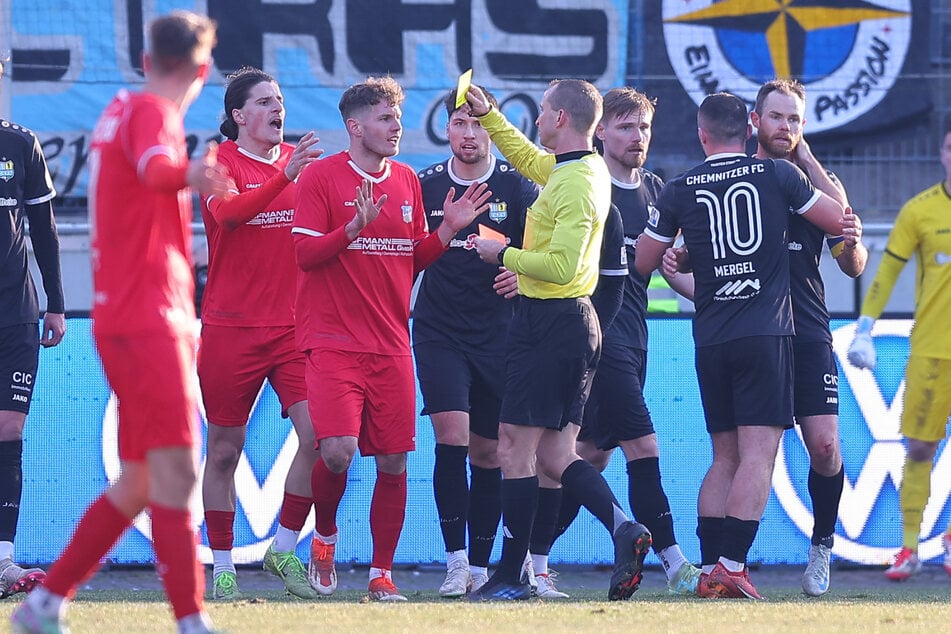 Jahn Herrmann (l.) sah im Bezirksderby gegen Chemnitz seine 5. Gelbe. Wetterbedingt hat er seine Sperre noch nicht abgesessen.