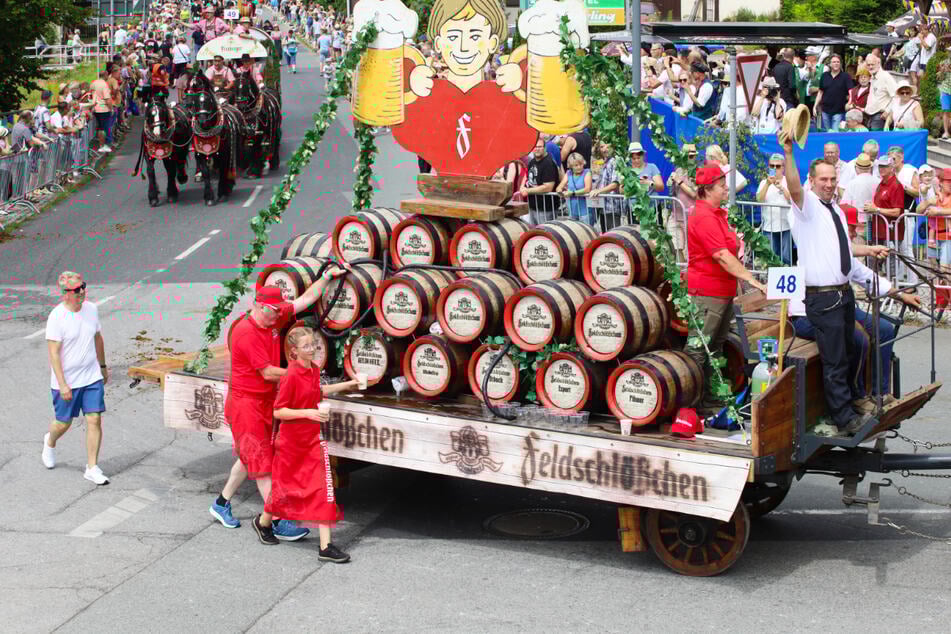 Historische Brauereigespanne, kräftige und wundervoll geschmückte Pferde, hochbeladene Wagen mit traditionellen Holzfässern und stolze Bierkutscher zeichnen den Bierzug aus.