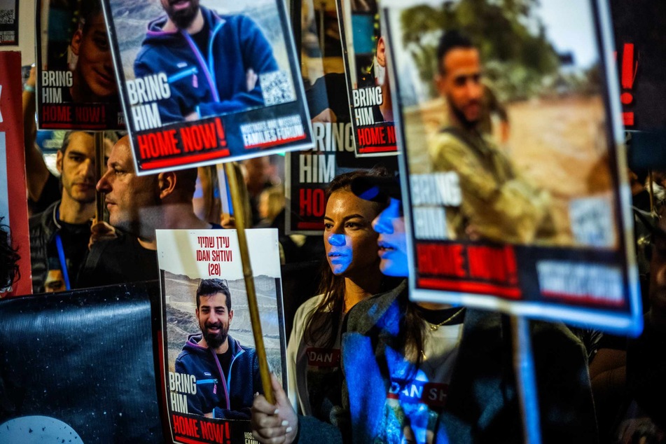Israelis und Angehörige der Geiselfamilien protestieren vor dem Militärstützpunkt Kiriya und fordern Premierminister Netanjahu auf, sich stärker für die Freilassung der verbleibenden Geiseln im Gazastreifen einzusetzen.