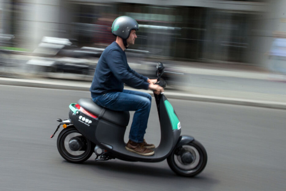 Der Rollerfahrer erfasste den Elfjährigen im Vorbeifahren. (Symbolbild)