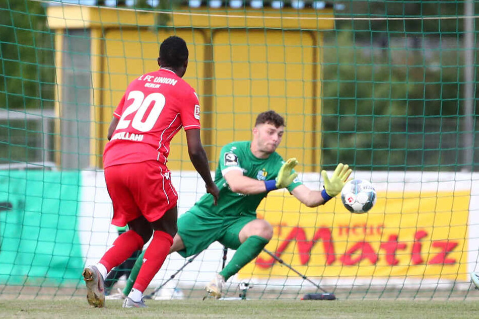 Tor für Union Berlin. Suleiman Abdullahi (links) trifft zum 3:0 gegen Torwart Joshua Mroß (rechts).