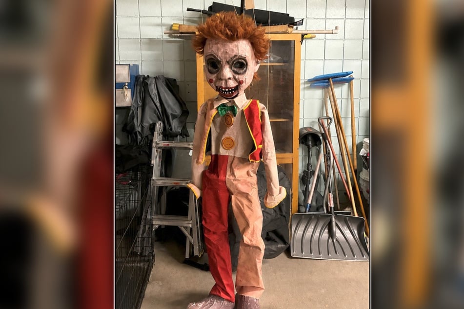 Die Puppe "Bobby Strings" tauchte auf mysteriöse Art und Weise bei einer Polizeistation auf, nachdem Billy Dalton sie weggeworfen hatte.