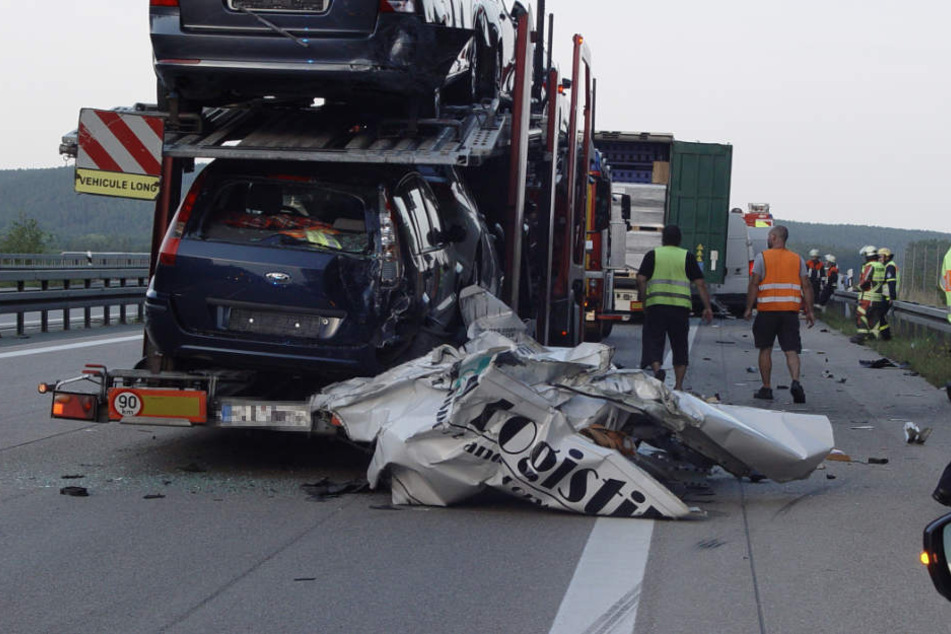 Die Seite des Kleintransporters wurde komplett abgerissen.