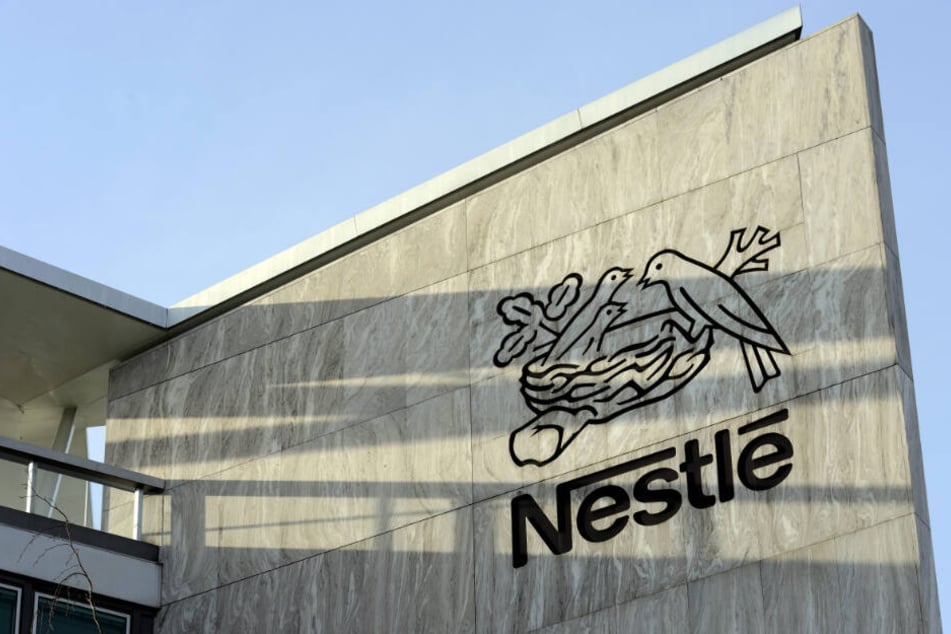 Das Firmen-Logo am Nestle Hauptquartier in der Schweiz.