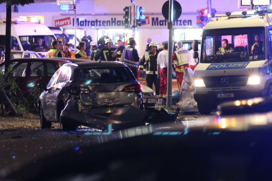 Polizei und Feuerwehr sperrten den Kreuzungsbereich ab.