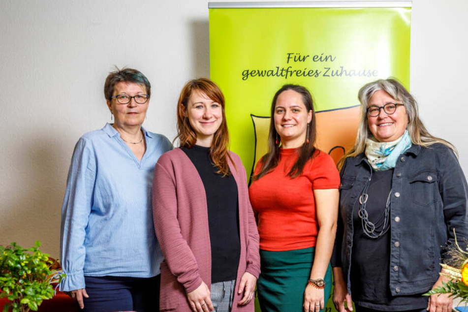 Vereint gegen häusliche Gewalt, die Streiterinnen der neuen, nun staatlichen Fachstelle für Frauenhäuser: Andrea Pankau (57, v.l.), Katharina Wehner-Kreutze (33), Sindy Lohberg (32) und Susanne Köhler (58).