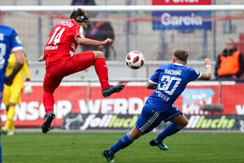 Maskenmann Toni Wachsmuth (l.) springt höher als Luca Marseiler.