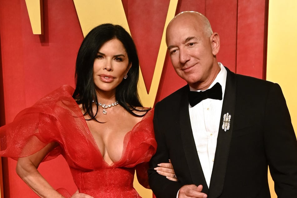 Jeff Bezos's fiancée Lauren Sanchez (l.) will also join the new Blue Origin flight.