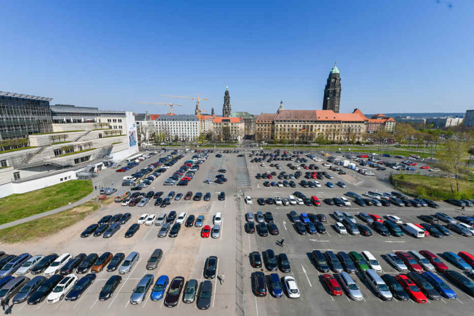 Der Ferdinandplatz: Wo derzeit noch geparkt wird, soll einmal das neue Verwaltungszentrum der Stadt Dresden stehen.