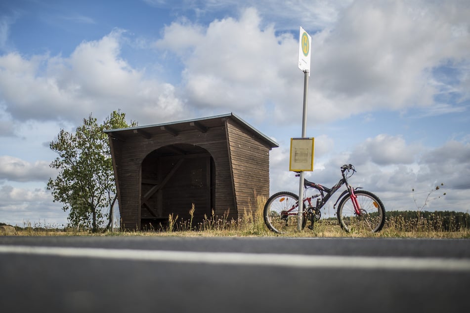 Eine verwaiste Bushaltestelle mit Fahrrad - das Bild steht symbolisch für die schlechteste Nahverkehrs-Situation in Nordsachsen.