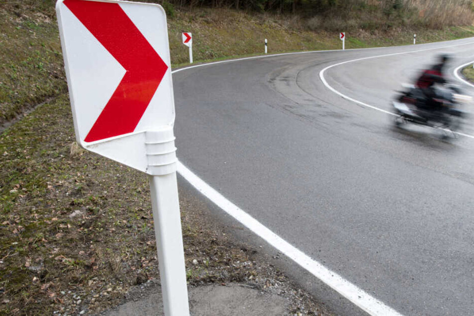 Motorradfahrer sollen im Falle eines Sturzes durch die neuen Schilder geschützt werden. (Symbolbild)