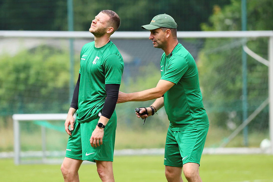 Tim Bunge (l.), der nach sechs Jahren wieder bei Chemie Leipzig spielt, setzte im Test bei Fortuna Köln gute Akzente. (Archivbild)