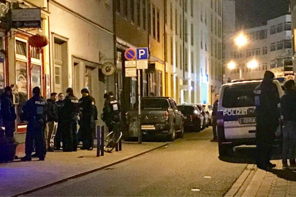 Vor der Bar rückte die Polizei mit einem Großaufgebot an.
