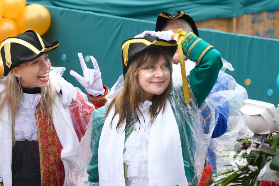 Die Schauspielerin Nastassja Kinski (r) fährt auf dem Wagen des Festkomitee-Präsidenten im diesjährigen Rosenmontagszug mit.