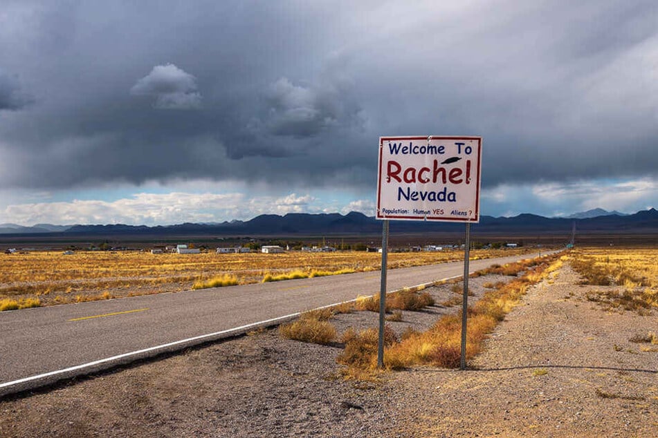 Das Eingangsschild der kleinen Ortschaft Rachel in Nevada.