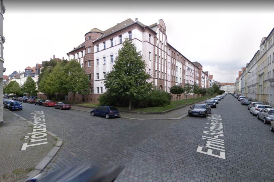 Als er von der Trötzschel- in die Emil-Schubert-Straße rannte, wurde der Chemie-Anhänger von hinten festgehalten und verprügelt.