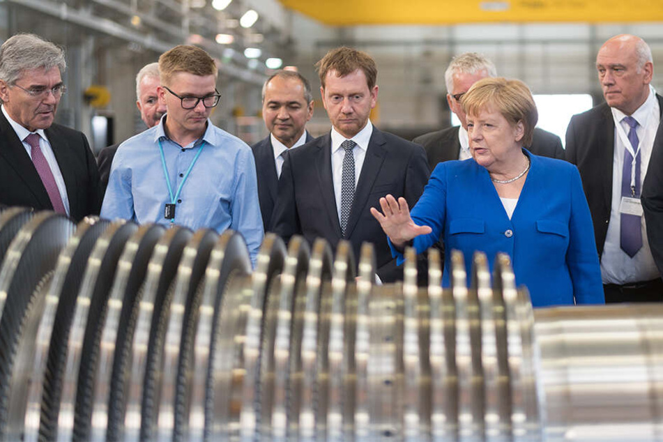 Angela Merkel sprach in Görlitz auch mit Werks-Mitarbeitern, ließ sich die Turbinen zeigen.