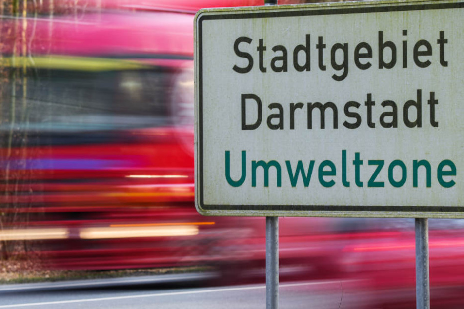 Ein Schild weist das Darmstädter Stadtgebiet als Umweltzone aus. Kommt bald ein Diesel-Fahrverbot hinzu?