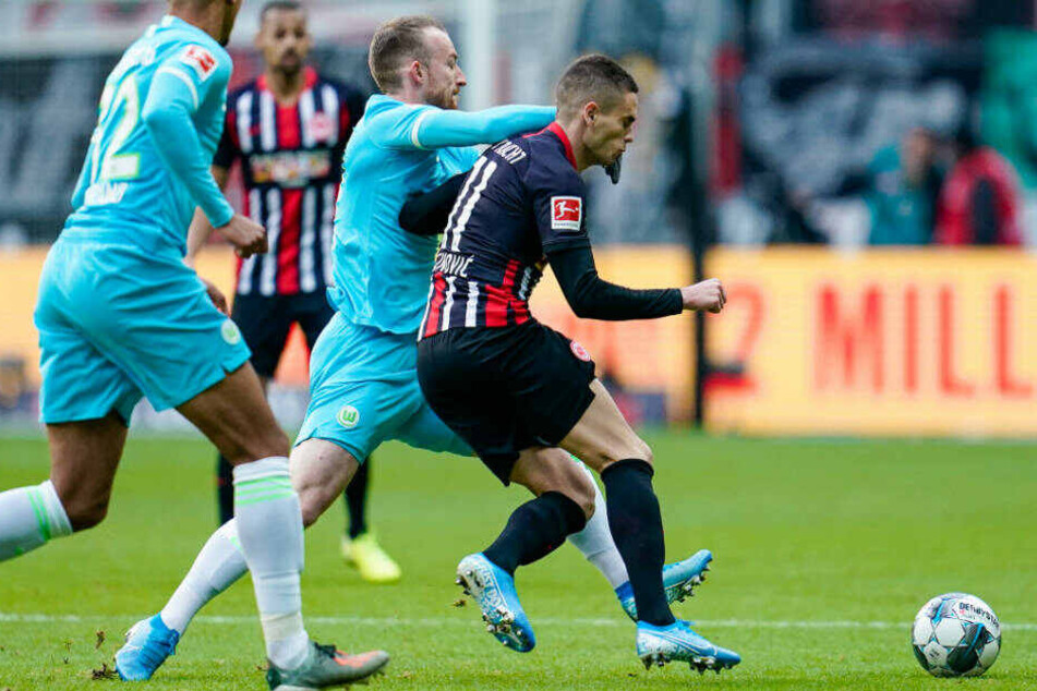 Kein Durchkommen für die Eintracht-Offensive: Mijat Gacinovic (r.) im Zweikampf mit Maxi Arnold.