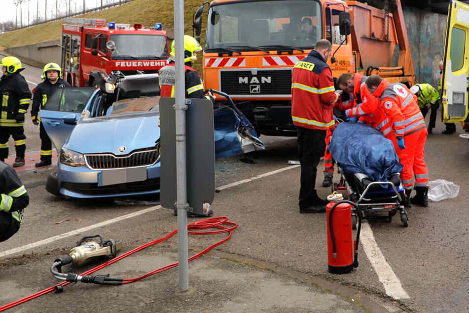 Die schwer verletzte Autofahrerin musste ins Krankenhaus.