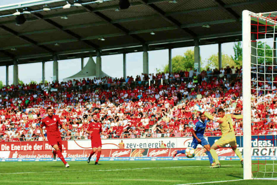 Glück für den FSV! Marcel Costly (2.v.r) verpasst nur knapp die Gästeführung.