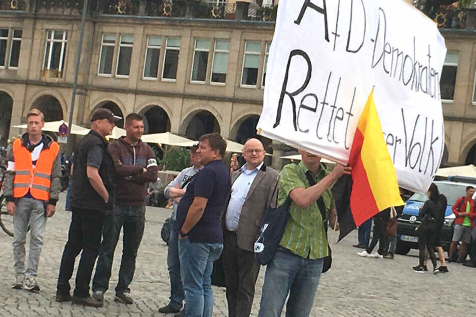 AfD-Anwalt Michael Elicker (49, Mitte) bei PEGIDA.