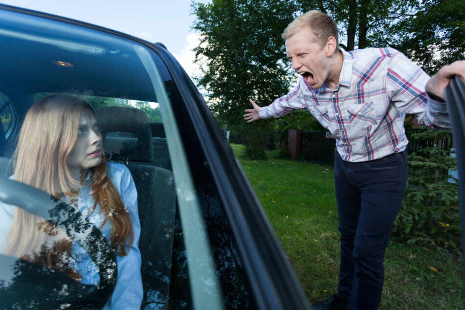 Nachdem ein Streit zwischen einem Mann und einer Frau nach einem Unfall eskalierte, fuhr sie plötzlich los (Symbolbild).