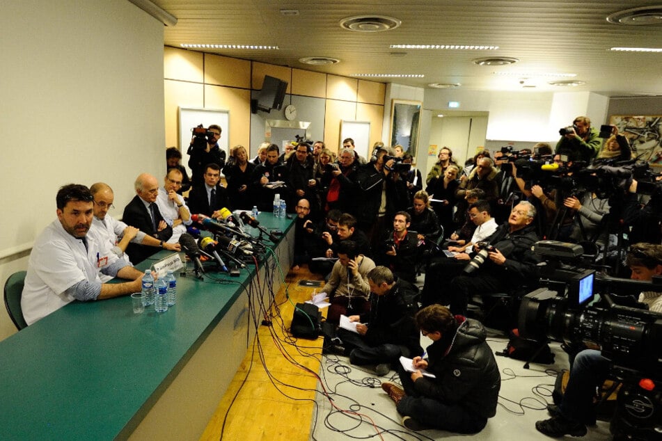 Stephan Chabardès (l.) und sein Team wurden nach der Einlieferung von Michael Schumacher von den Medien bombardiert.