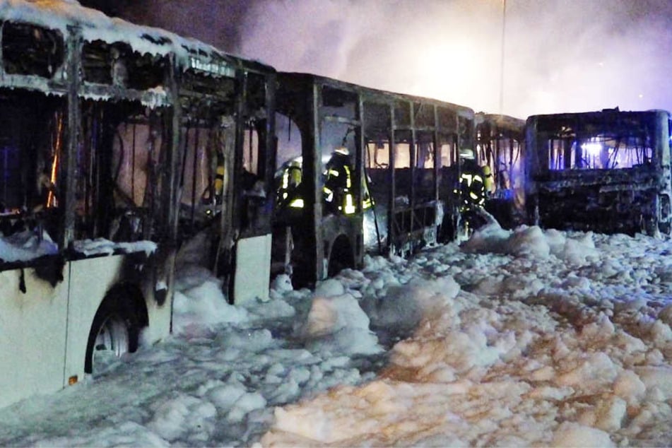 Von den Bussen blieben nur verkohlte Skelette übrig.