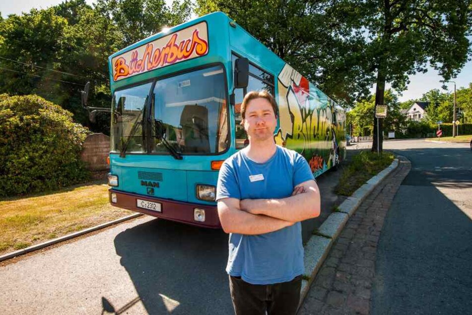Der Bücherbus ist mit 27 Jahren das dienstälteste Fahrzeug im städtischen Fuhrpark. Gelenkt wird er von Artur Krätz (33).