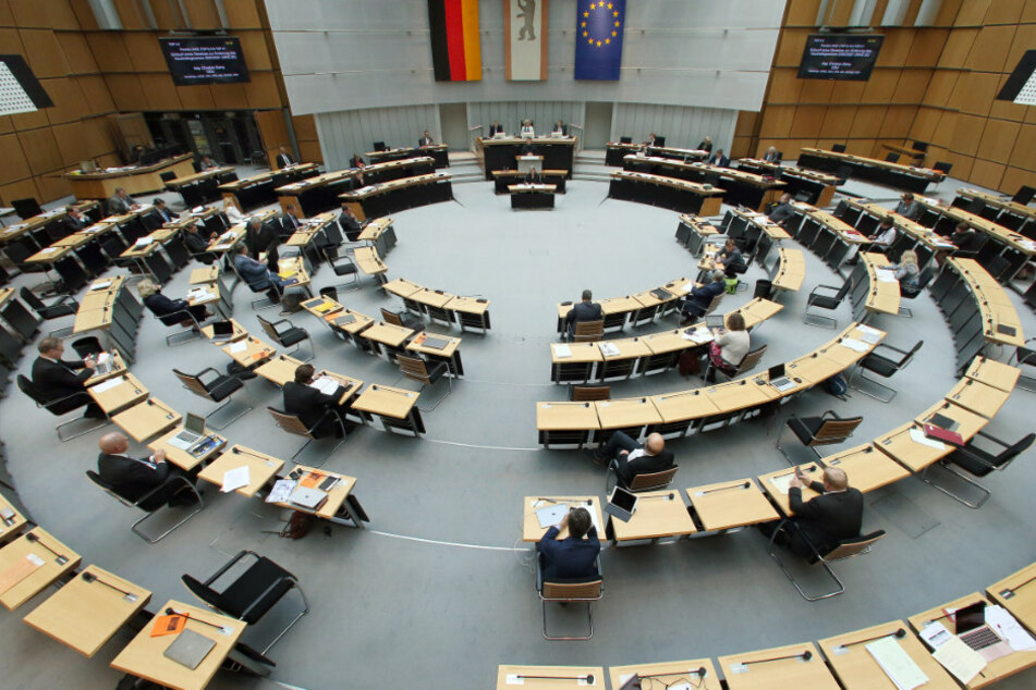Abgeordnete verfolgen während der Plenarsitzung des Berliner Abgeordnetenhauses die Debatten und Redebeiträge.