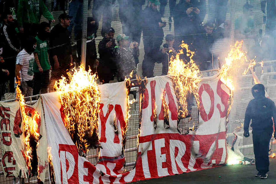 Brutale Hooligans sorgen für Spielabbruch im Derby