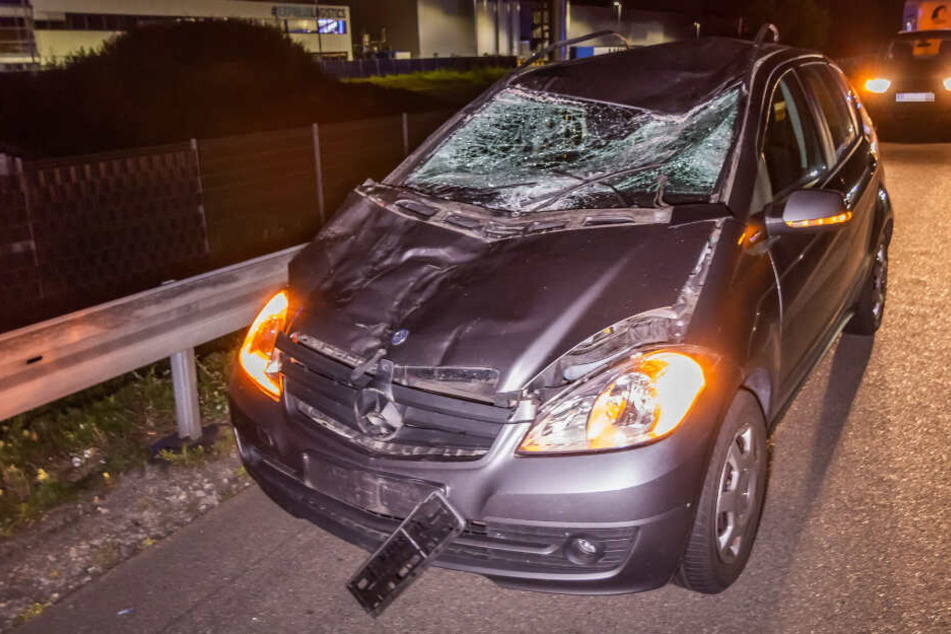 Der Mercedes ist durch den Aufprall stark beschädigt worden.
