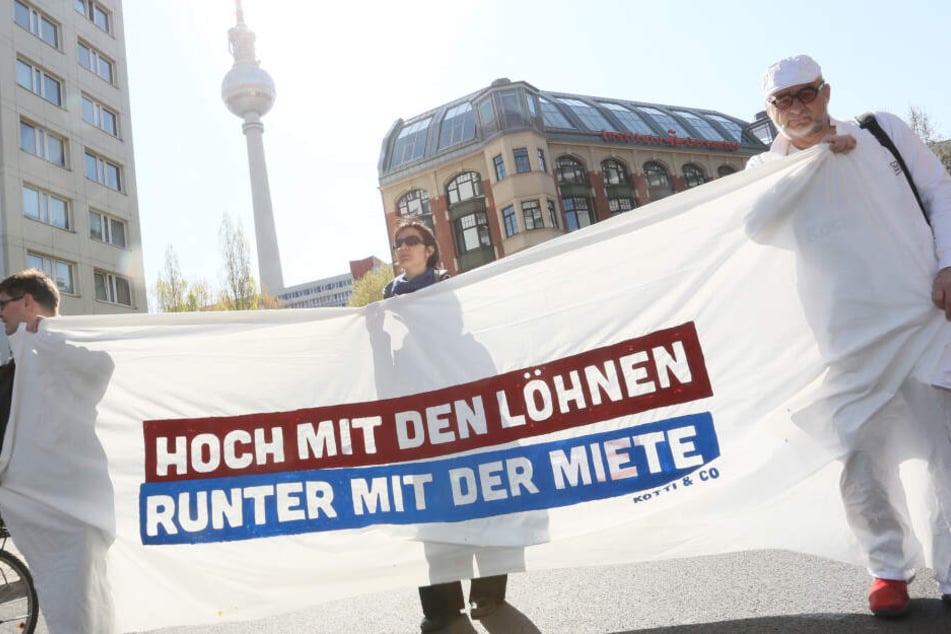 "Hoch mit den Löhnen- runter mit der Miete" war auch schon auf einer Demo im Jahr 2003 auf einem Transparent zu lesen.