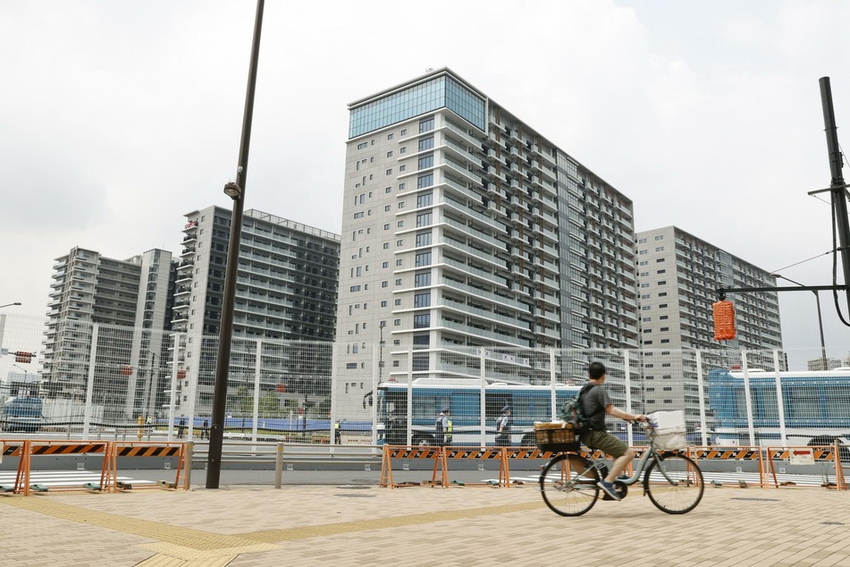 Mehrere Athleten sollen in einem Park des olympischen Dorfes in Tokio Alkohol konsumiert haben.