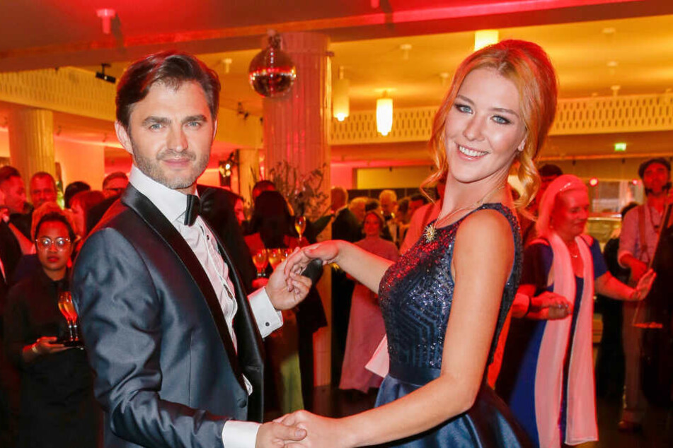 Unterstützt wird sie dabei von Lenn Kudrjawizki, hier zu sehen an der Seite von Deborah Kahl (26) beim Leipziger Opernball 2018.