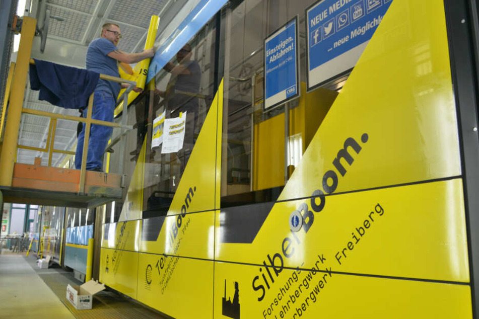 Oben angekommen: Repromedia-Arbeiter André Kaiser (35) beklebt das Tram-Dach mithilfe einer Hebebühne.